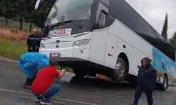 Rampayı çıkamayan otobüs şarampole kaydı