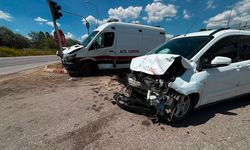 Ambulans hafif ticari araçla çarpıştı