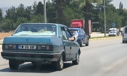 Ayaklarını camdan dışarı çıkartarak trafiği tehlikeye attı