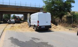 Aydın’da saman balyaları kamyonetin üzerine düştü, sürücü sıkıştı