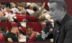 CHP’li Anıl Yetişkin Meclis’e karaoke mikrofonuyla geldi, alay konusu oldu! Kendi grubu bile güldü