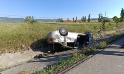 Devrilen otomobilde bir kişi hayatını kaybetti, 3 kişi yaralandı