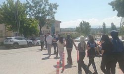 Kadınlı erkekli basıldılar