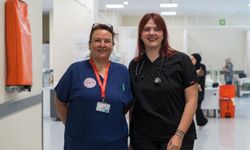 Kızıyla mesai arkadaşı oldu.. Anne hemşire, kızı doktor