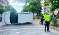 Otomobil yan yattı.. Yaralılar var