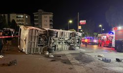 Servis otobüsü ile otomobil çarpıştı