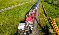 Tren kamyoneti 200 metre sürükledi