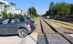 Tren otomobile çarptı