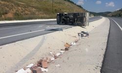 Tuğla yüklü kamyonet devrildi