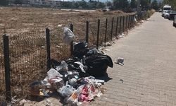 Turizm cenneti Kuşadası’nda çöp manzarası.. Kuşadası Belediyesi’ne tepkiler dinmiyor