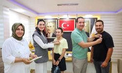 AK Partili Sarıbaş’tan Efeler’de yoğun mesai: Hem vatandaşı dinledi hem rozet taktı
