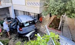 Didim’de araç evin bahçesine uçtu