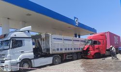 Fenalaşan tır şoförü başka bir tıra çarptı