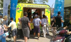 Başkan Çerçioğlu’ndan pazarcı esnafları ve vatandaşlara limonata ikramı