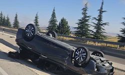 İçinde 5 çocuk, 3 yetişkin bulunan otomobil refüje devrildi