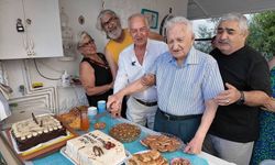101 yaşına komşularının alkışlarıyla girdi