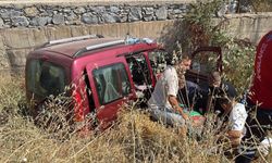 Ticari araç dere yatağına uçtu