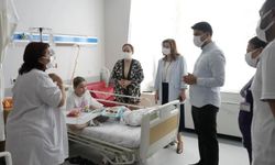 Aydın’da minik hastalara moral verdiler