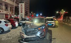 İki otomobil çarpıştı, 2'si çocuk, 6 yaralı