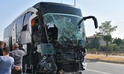 Otobüsün çarptığı kamyonet bariyerlere savruldu.. Hayatını kaybeden ve yaralananlar var