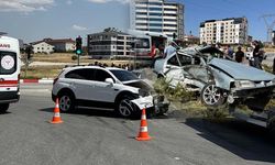 Otomobil ile cip çarpıştı, yaralılar var