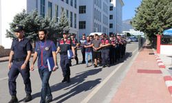 Sırıtarak girdiği adliye binasından tutuklanarak çıktı