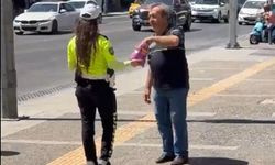 Trafik polisi Mevlit Kandili'nde çikolata dağıttı