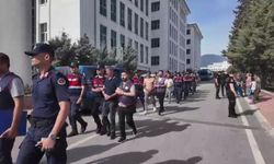 Adliyeye getirilen şüphelilere aileleri tükürdü