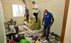 Belediye ekipleri ağır koku gelen eve maskeyle girebildi