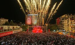 BAŞKAN ÇERÇİOĞLU ON BİNLERCE AYDINLIYI ATATÜRK KENT MEYDANI’NDA KURTULUŞ COŞKUSUNDA BULUŞTURDU