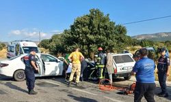 İki otomobil kafa kafaya çarpıştı.. Çok sayıda yaralı var