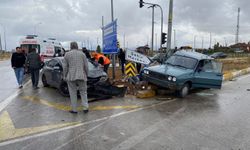 İki otomobilin çarpıştığı kazada 2 kişi yaşamını yitirdi, 8 yaralı