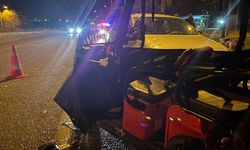 Otomobil elektrikli bisiklete çarptı, yaralılar var