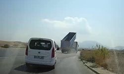 Tırın açık unutulan tırı dorsesi EDS levhasını yerinden söktü