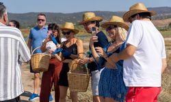 Turistler kendi topladıkları börülceyi sofrada yediler