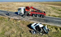 4 kişinin hayatını kaybettiği kazada otomobiller hurdaya döndü
