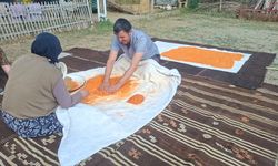 Eşiyle birlikte tarhana hazırlıyor