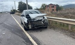 Otomobil bariyerlere çarptı: 1 yaralı