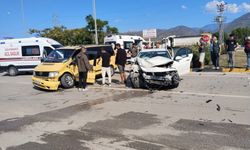 Otomobil ile kamyonet çarpıştı.. Çok sayıda yaralı var