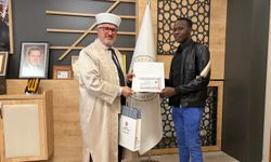 Porselen fabrikasında çalışan 3 Kenyalı Müslüman oldu