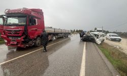 Tır ile kamyonet çarpıştı: 1 kişi hayatını kaybetti 1 kişi yaralı