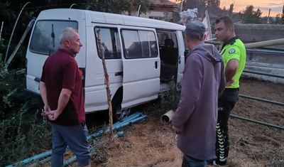 Bahçeden içeri girip alev alan minibüsü ev sahipleri musluk hortumuyla söndürdü