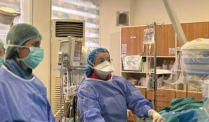 Kalp deliği olan iki çocuk ameliyatsız sağlığına kavuştu