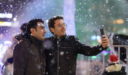 Yeni yıla saatler kala Aydın'a suni kar yağdı, vatandaşlar keyifli vakit geçirdi