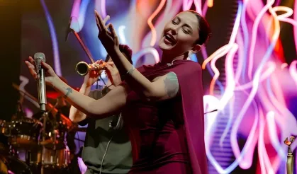 Melek Mosso depremzedeler için sahne aldı