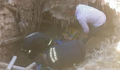 Göçük altında kalan yaşlı kadın itfaiye ekiplerince kurtarıldı