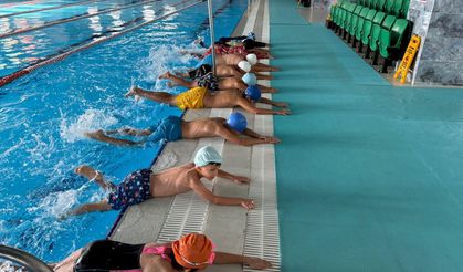 Aydın’da minikler yüzme öğreniyor