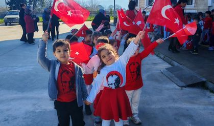 Aydın Karpuzlu'da miniklerden bayrağa saygı