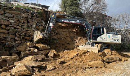 Bozdoğan’da yağmur nedeniyle göçen duvara belediyeden müdahale