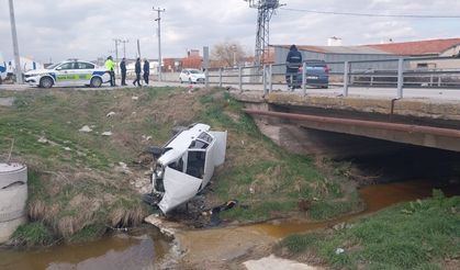 Otomobille çarpışan araç dereye uçtu